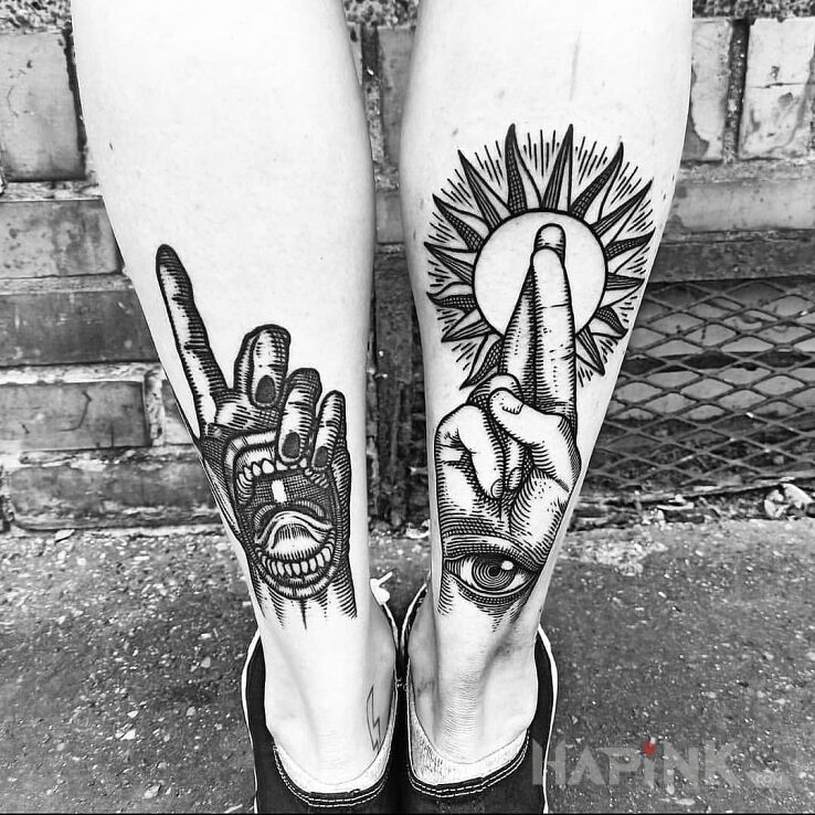 Tattoo Rycinowe dłonie in black and gray motif and engravings / gravure style on the leg