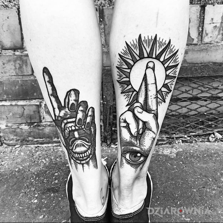 Tatuaż rycinowe dłonie w motywie pozostałe i stylu rycinowe / grawiurowe na łydce