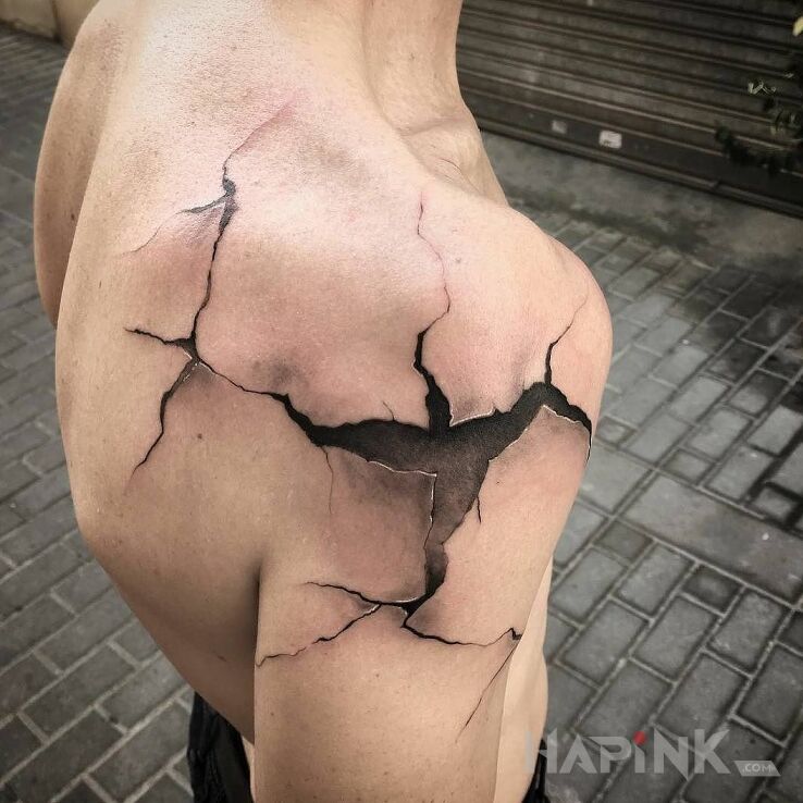 Tattoo Popękana skóra in black and gray motif and realistic style on the shoulder