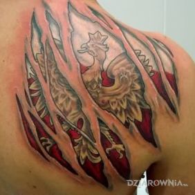 Tatuaż Orzeł pod skórą na łopatkach motyw: patriotyczne
