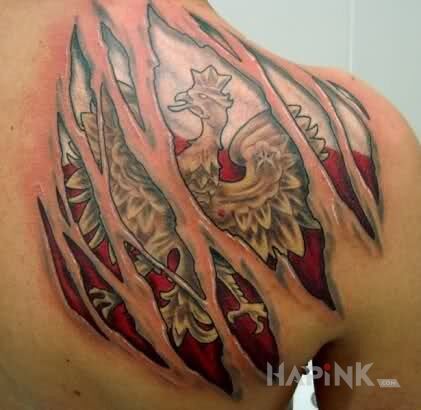 Tattoo Orzeł pod skórą in patriotic motif on the shoulder blades
