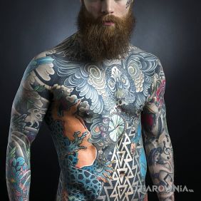 Tatuaż Wytatuowany brodacz na ręce motyw: kwiaty styl: japońskie / irezumi