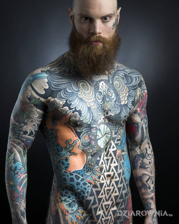 Tatuaż wytatuowany brodacz w motywie rękawy i stylu newschool na klatce