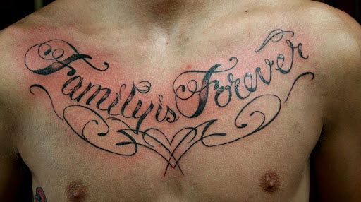 tatuaż na klatce piersiowej po angielsku family is forever