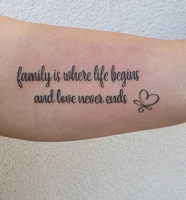 tatuaż napis o rodzinie po angielsku na bicepsie
