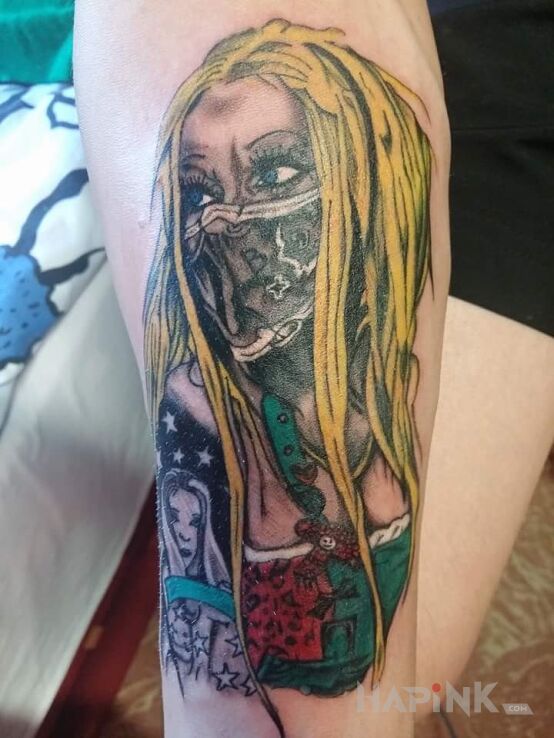 Tattoo Niegrzeczna blondyna w ogrodniczkach in characters motif on the upper arm
