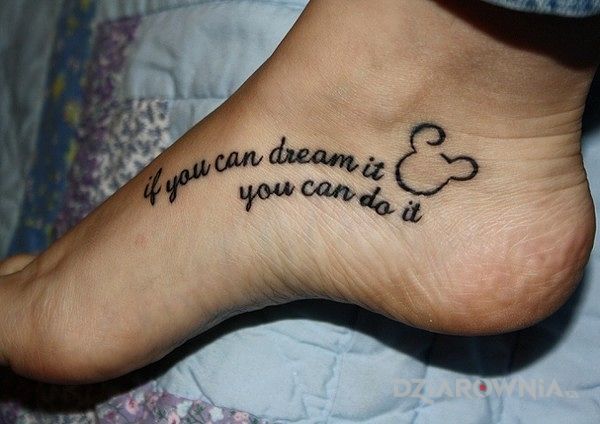 Tatuaż if you can dream it you can do it w motywie napisy na stopie