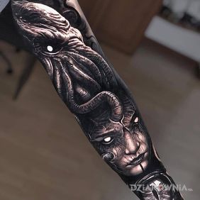 Tatuaż Cthulhu na ręce motyw: postacie styl: realistyczne