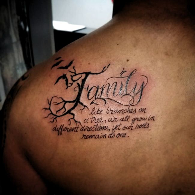tatuaż napis po angielsku family na bicepsie
