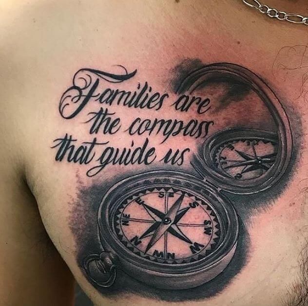 tatuaż angielski napis o rodzinie i kompas na klatce