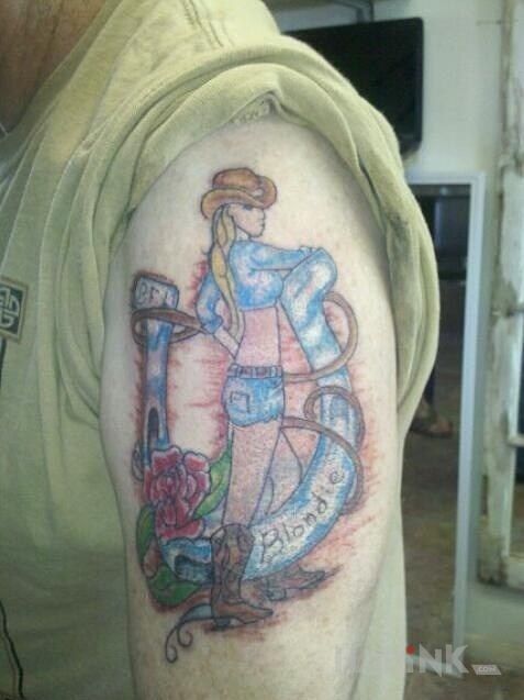 Tattoo Blondie in characters motif on the upper arm