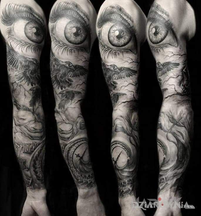 Tattoo Realistyczny in black and gray motif and realistic style On the arm