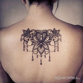 Tatuaż Sercowa kłódka na plecach motyw: czarno-szare styl: graficzne / ilustracyjne