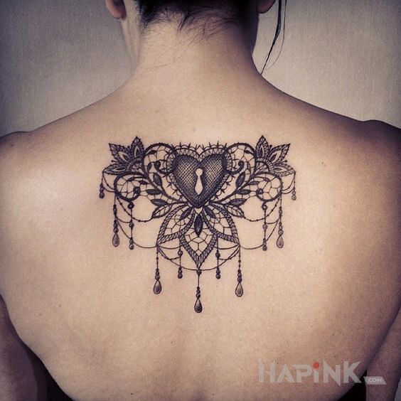 Tattoo Sercowa kłódka in black and gray motif and graphic / illustrative style on the back