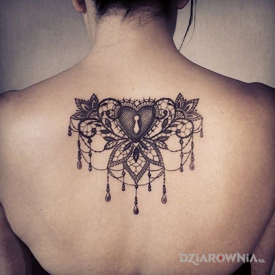 Tatuaż sercowa kłódka w motywie czarno-szare i stylu graficzne / ilustracyjne na plecach