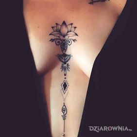 Tatuaż Wzory pomiędzy piersiami na klatce motyw: ornamenty styl: graficzne / ilustracyjne