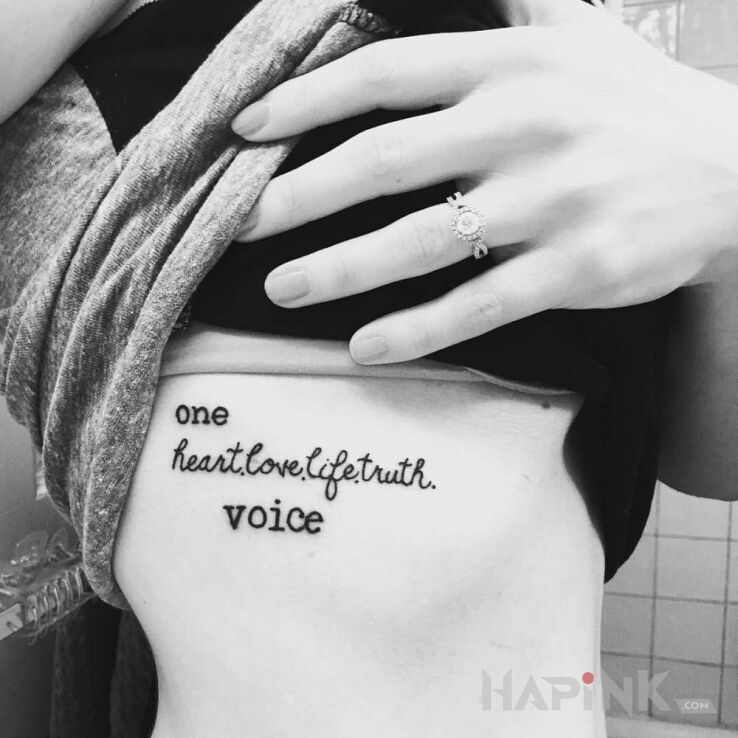 Tattoo Jeden głos in lettering motif on the ribs