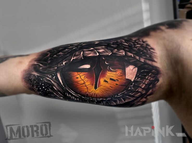 Tattoo Dragon Eye in fantasy motif and realistic style on the upper arm