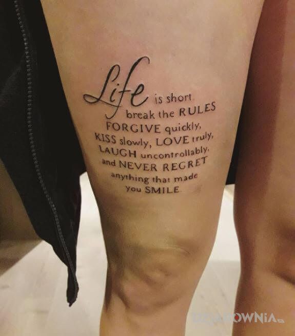 Tatuaż życie jest krótkie w motywie napisy na nodze
