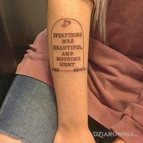 Tatuaż Napis na nagrobku na ręce motyw: napisy styl: kontury / linework