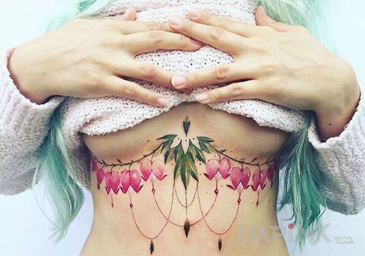 Tattoo Damski tatuaż in flowers motif on the stomach