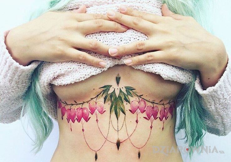 Tatuaż damski tatuaż w motywie kwiaty na brzuchu