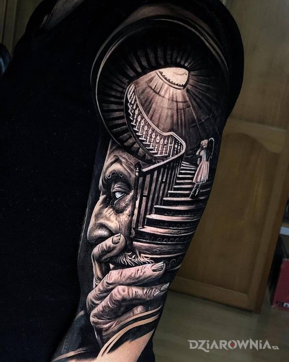 Tatuaż spirala ze schodow w motywie 3D i stylu realistyczne na ramieniu