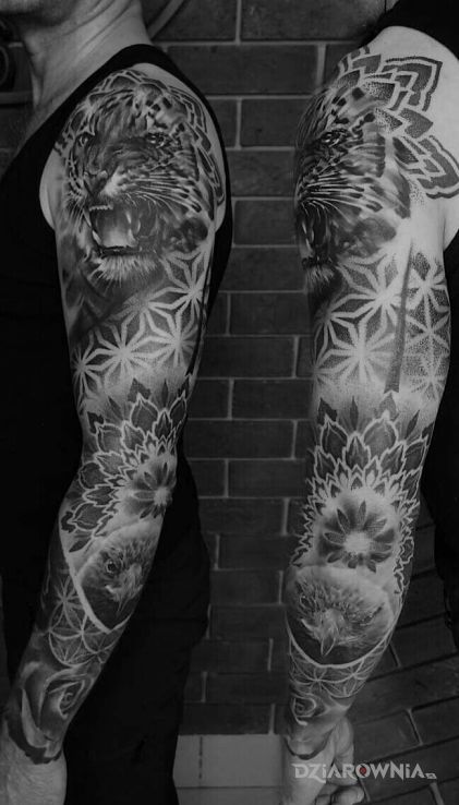 Tatuaż mój drugi rękaw w motywie kwiaty i stylu geometryczne na ramieniu