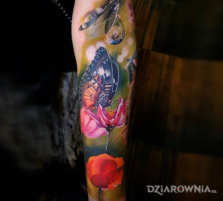 Tatuaż motylek na kwiatku w motywie motyle i stylu realistyczne na przedramieniu