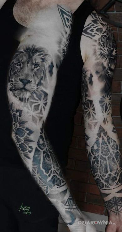 Tatuaż wewnętrzna strona w motywie rękawy i stylu realistyczne na przedramieniu