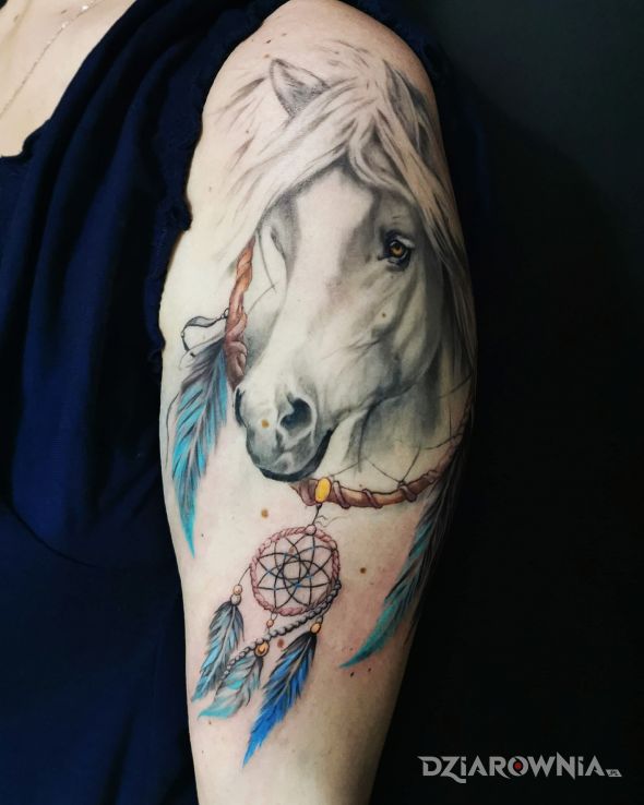 Tatuaż koń łapacz snów w motywie indiańskie i stylu realistyczne na ramieniu