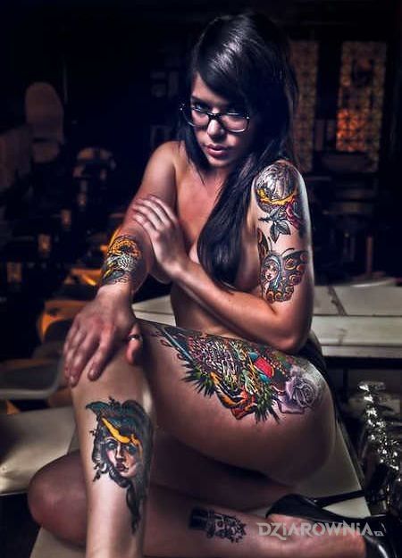 Tatuaż wytatuowana okularnica w motywie kwiaty na ramieniu