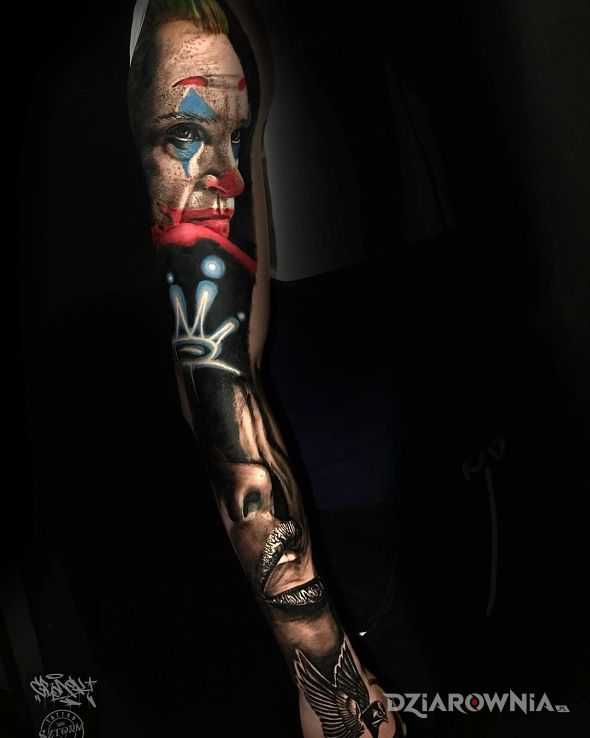 Tatuaż realistyczny joker z dopełnieniem od mateusza gronkowskiego gronek w motywie mroczne i stylu graficzne / ilustracyjne na ręce