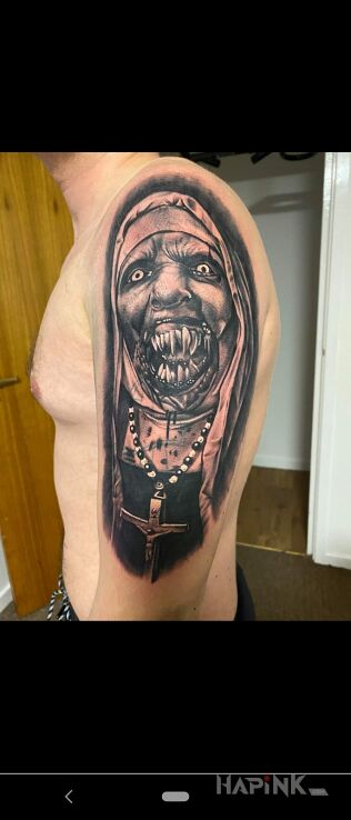 Tattoo Tatuaz na ramieniu opetana zakonnica in black and gray motif and realistic style on the upper arm