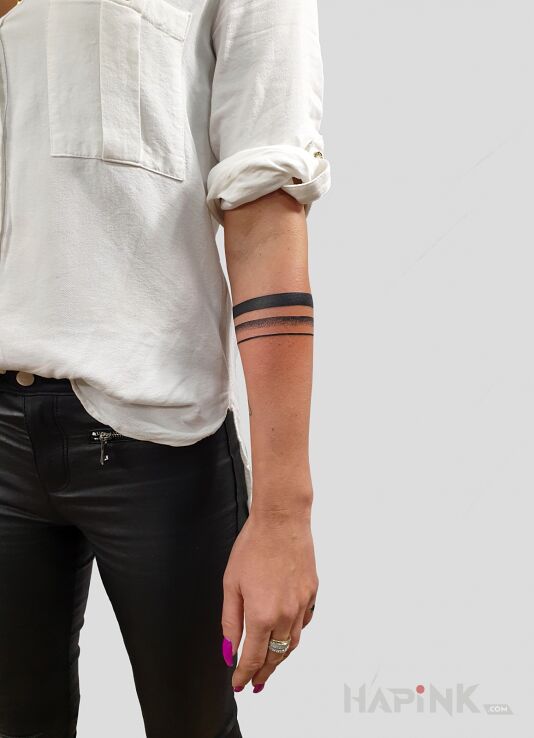 Tattoo Kobiecy armband in other motif and contour / linework style on the forearm