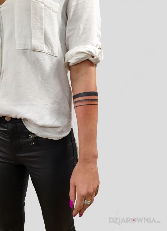 Tatuaż kobiecy armband w motywie seksowne i stylu blackwork / blackout na ręce