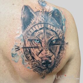 Tattoo Wolf on the shoulder blades motif: black and gray style: graphic / illustrative