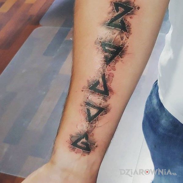 Tatuaż runy wiedźmińskie w motywie rękawy i stylu realistyczne na przedramieniu