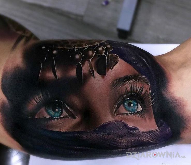 Tatuaż realistyczna twarz w motywie 3D i stylu realistyczne na ramieniu