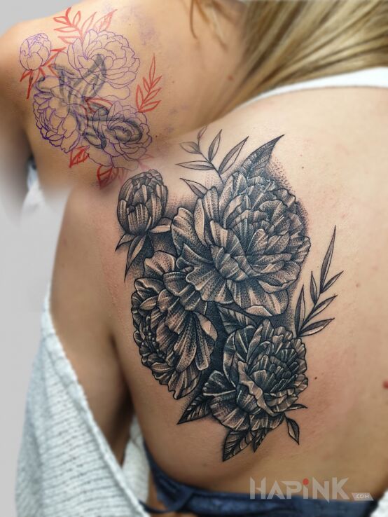 Tattoo Cover up in floral motif and realistic style on the shoulder blades