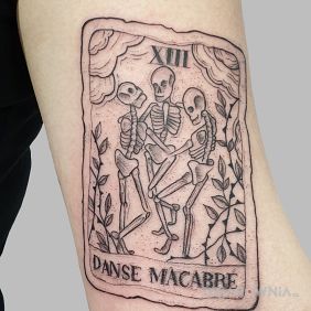 Tatuaż Tarot na ręce motyw: czaszki styl: rycinowe / grawiurowe