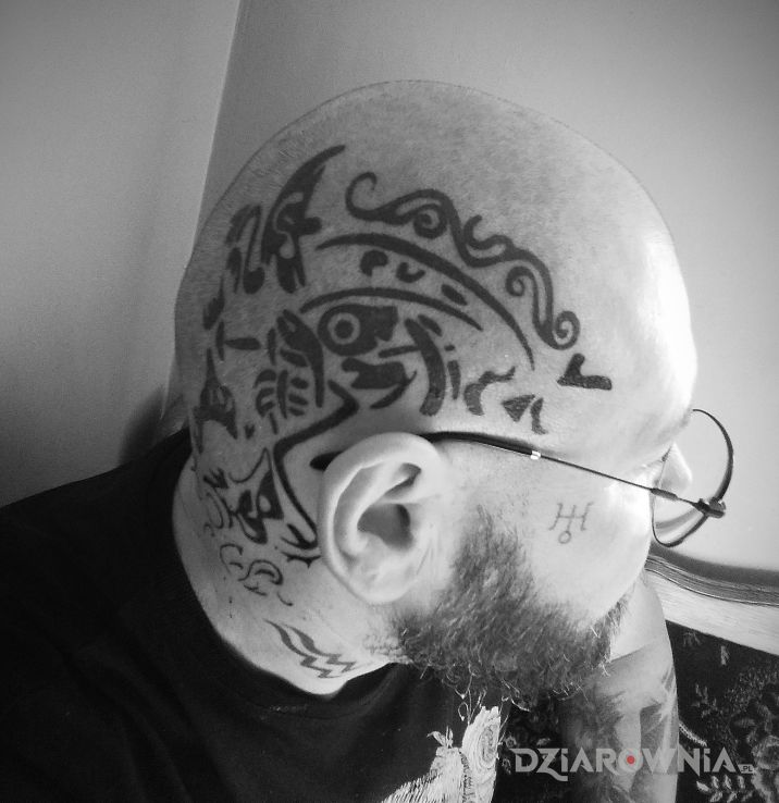 Tatuaż coś nordyckiego w motywie ornamenty i stylu celtyckie / nordyckie na głowie