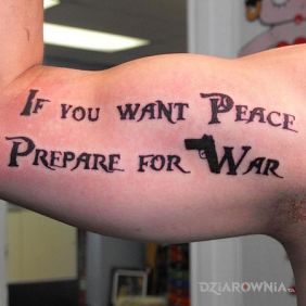 Tatuaż If you wan't peace prepare for war na ramieniu motyw: napisy