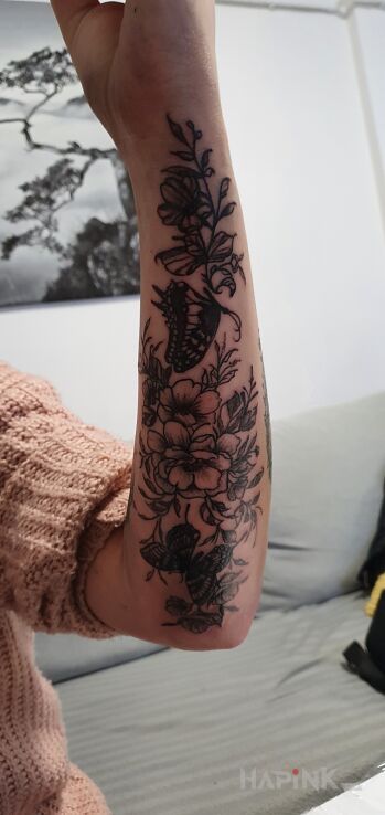 Tattoo Kwiaty in black and gray motif and graphic / illustrative style on the forearm