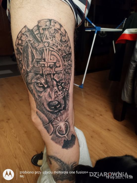 Tatuaż wilk majowie w motywie zwierzęta i stylu graficzne / ilustracyjne na udzie