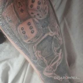 Tatuaż Karty i kości na ręce motyw: przedmioty styl: realistyczne