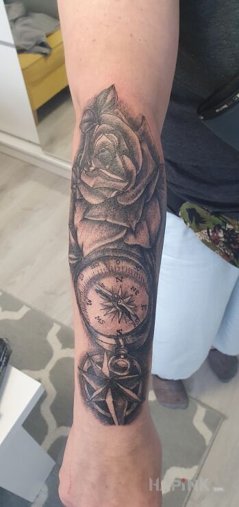 Tattoo Kompas in objects motif and realistic style On the arm