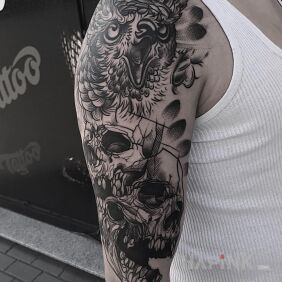 Tattoo Skulls on the upper arm motif: skulls style: graphic / illustrative