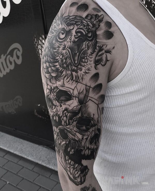 Tattoo Czaszki in skulls motif and graphic / illustrative style on the upper arm