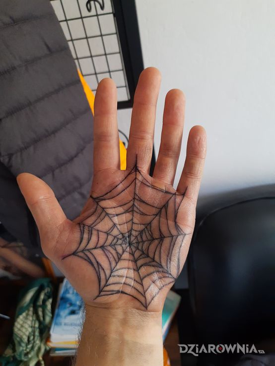 Tatuaż pajęczyna w motywie czarno-szare na dłoni